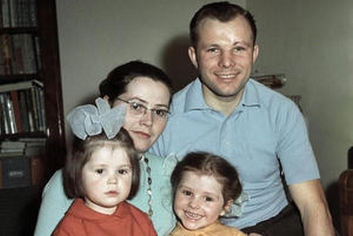 Эта мудрая женщина смогла стать надежным тылом для Юрия Гагарина. Вот как она выглядит сейчас… Эта мудрая женщина смогла стать надежным тылом для Юрия Гагарина. Вот как она выглядит сейчас…