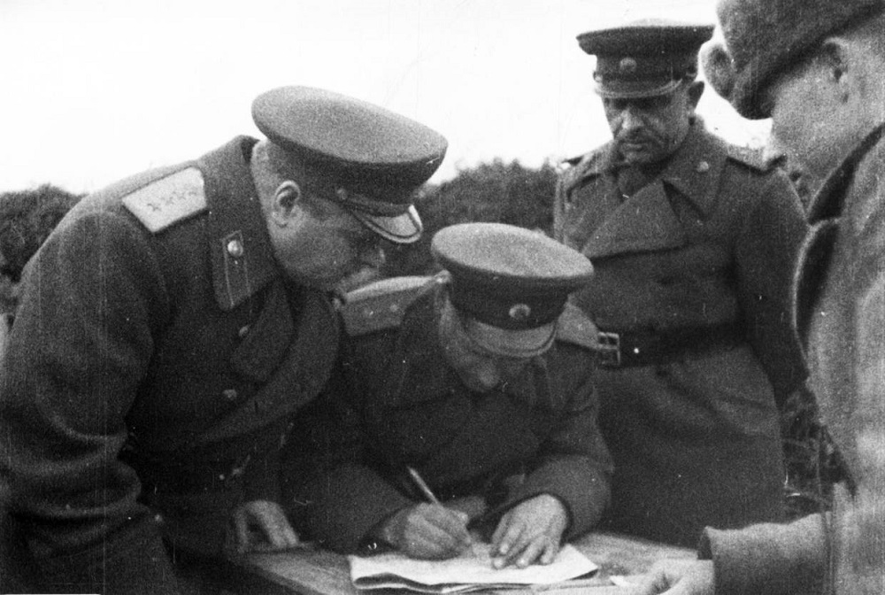 Генерал армии К.А. Мерецков и генерал-лейтенант В.И. Щербаков во время Петсамо-Киркенесской операции.jpeg Генерал армии К.А. Мерецков и генерал-лейтенант В.И. Щербаков во время Петсамо-Киркенесской операции.jpeg