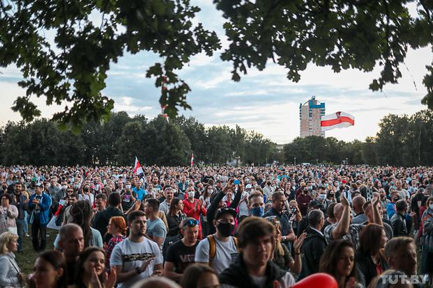 10 фото с самого массового митинга в Беларуси в поддержку Тихановской