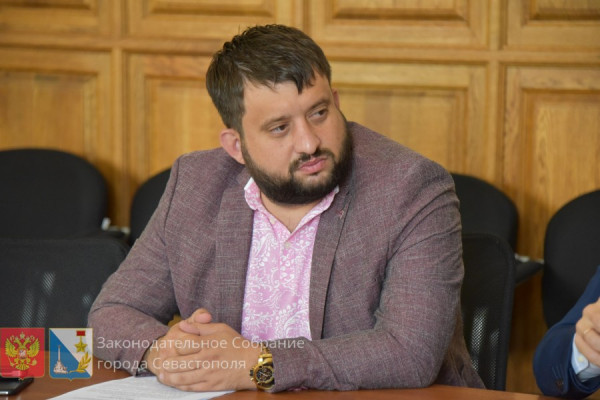 Давать ли севастопольцам право голоса на публичных слушаниях по застройке? Горелов – «против», Брицын – «за»