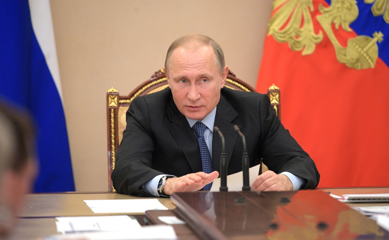 На совещании по экономическим вопросам.