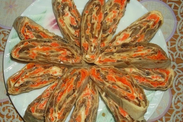Рулет из лаваша с корейской морковью и шампиньонами
