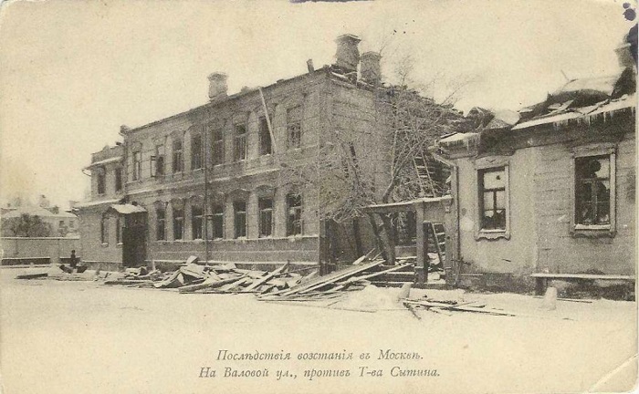 Фотография, показывающая, как пострадала улица с другой стороны от подожжённой типографии. Просветитель крестьян и угнетатель рабочих, миллионер и советский гражданин. Иван Сытин