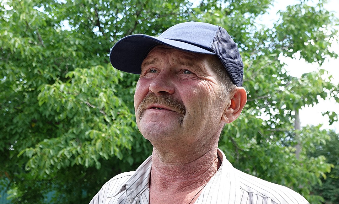 Дед Гена, житель Крутой Балки будет делать паспорт осенью, "как очереди закончатся". Ему до автобусной остановки пешком 5 километров. Ближе транспорт не ходит - все-таки линия фронта. Фото: Дмитрий СТЕШИН