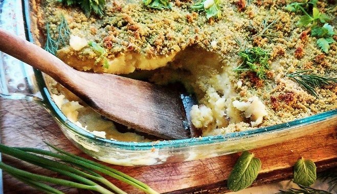 Сытная запеканка с сельдью и хрустящий корочкой из панировочных сухарей с зеленью