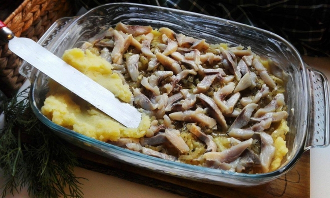 Сытная запеканка с сельдью и хрустящий корочкой Сытная запеканка с сельдью и хрустящий корочкой