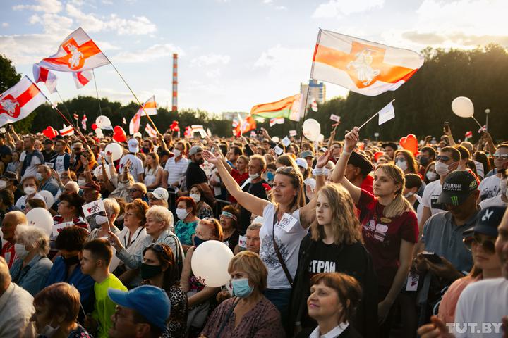 10 фото с самого массового митинга в Беларуси в поддержку Тихановской