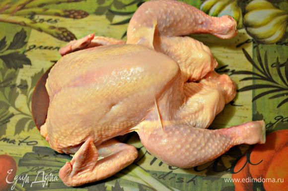 Приготовьте, помойте и обсушите курицу. Приготовьте, помойте и обсушите курицу.