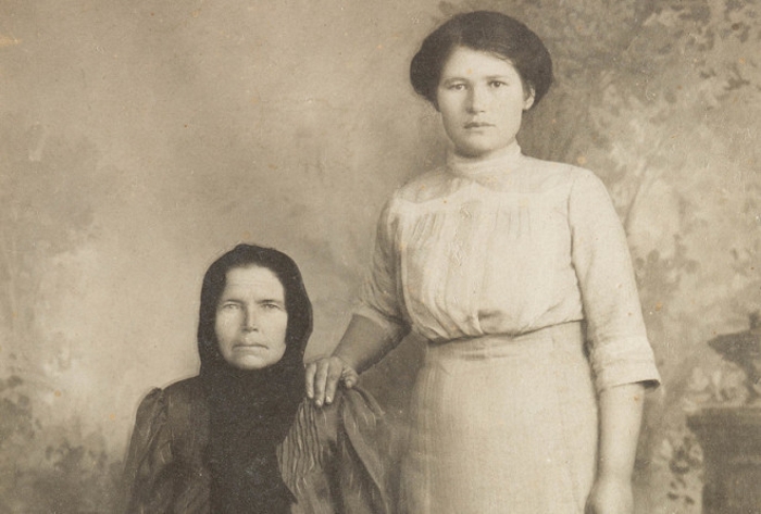 Вот именно поэтому на старинных фотографиях люди клали руку на плечо Вот именно поэтому на старинных фотографиях люди клали руку на плечо