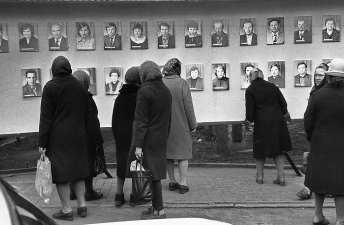 Стенд в центре города с именами и фотографиями передовиков производства. СССР, Новокузнецк, 1980-е годы. Стенд в центре города с именами и фотографиями передовиков производства. СССР, Новокузнецк, 1980-е годы.