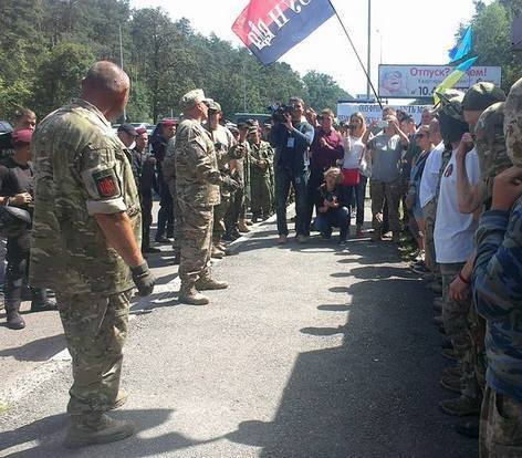 Украинские националисты - разбойники с большой дороги вредили Украине во время войны и сейчас путаются под ногами...