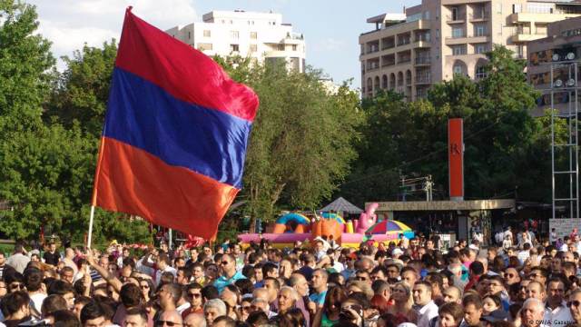 Почти 300 демонстрантов задержаны полицией в Ереване
