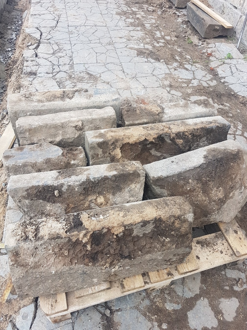 При замене бордюра на набережной в Твери нашли старинные надгробия