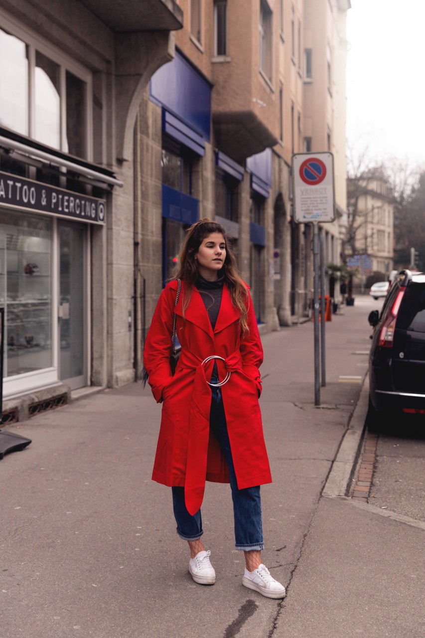 The-Fashion-Fraction-Red-Coat-Circle-Belt-Red-Fishnet-Rights-JW-Anderson-Pierce-Bag-Spring-Outfit-Streetstyle-Swiss-Blogger-Schweizer-Modeblog-1