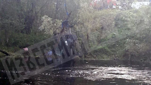 Три человека погибли при падении автомобиля в реку под Архангельском