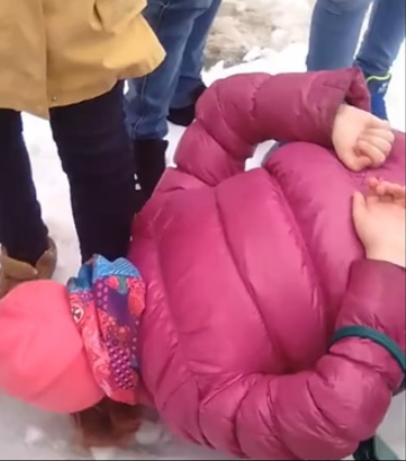 Подростки заставили девушку вылизывать их обувь (видео) Подростки заставили девушку вылизывать их обувь (видео)