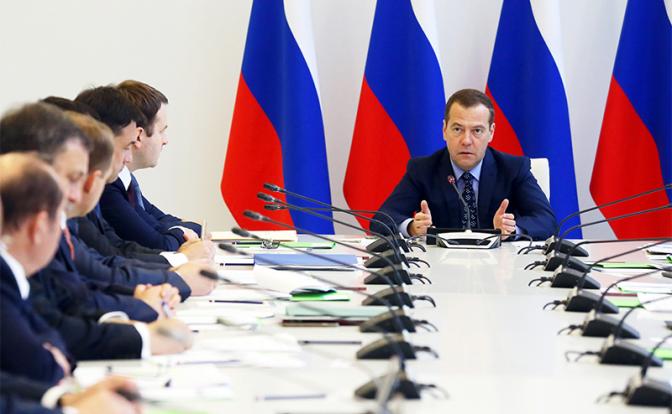 Медведев замахнулся на миллионные премии прикормленных топ-менеджеров Медведев замахнулся на миллионные премии прикормленных топ-менеджеров