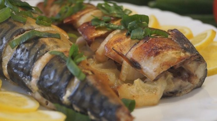 Изумительная запеченная скумбрия с луком и лимоном