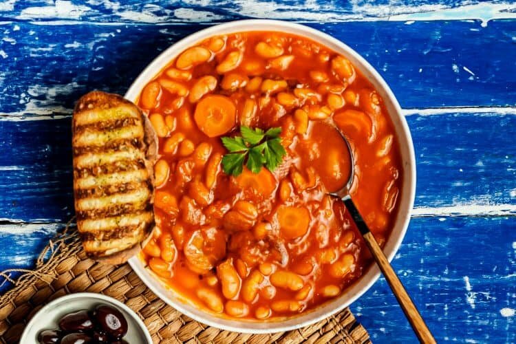 Всем привет из солнечных Афин! Я не могу представить ничего лучше деревенского и домашнего греческого супа из фасоли (Φασολάδα) для холодного зимнего дня.