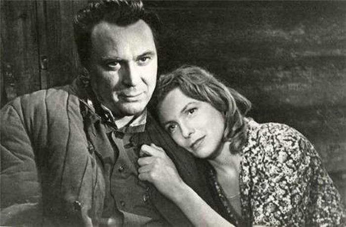 Вия Артмане и Евгений Матвеев в фильме *Родная кровь*, 1963 | Фото: biography-life.ru Вия Артмане и Евгений Матвеев в фильме *Родная кровь*, 1963 | Фото: biography-life.ru