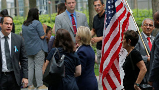 Хиллари Клинтон покидает церемонию памяти жертв терактов 11 сентября 2001 года в Нью-Йорке в связи с вероятным недомоганием