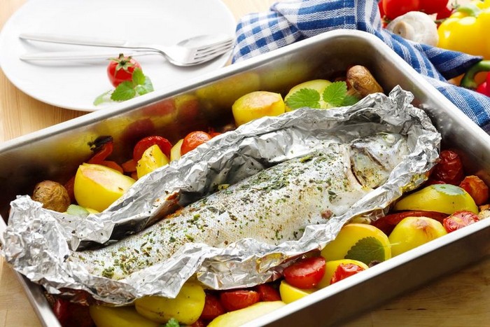 Любое блюдо, запечённое в фольге, становится куда вкуснее. Типичная ошибка, которую многие допускают с фольгой, и Как её исправить