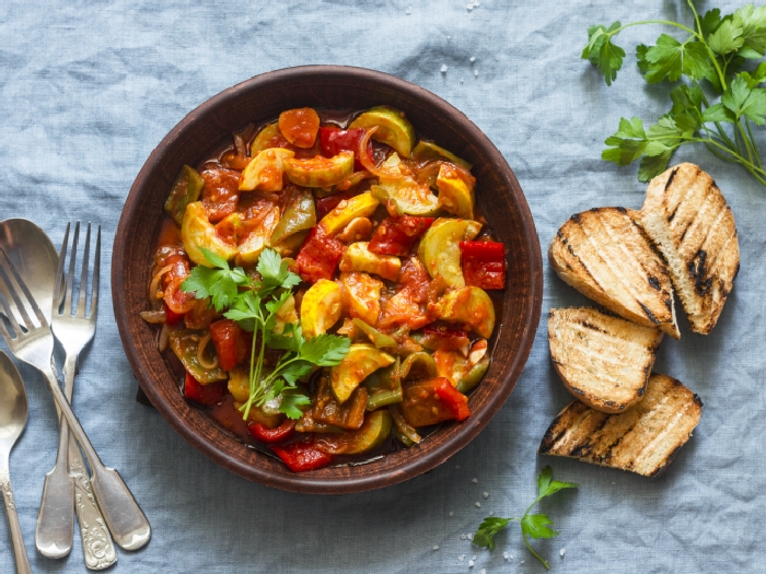 Острое овощное рагу. \ Фото: smak.ua. 5 бюджетных блюд, которые придутся по вкусу и ребенку, и взрослому