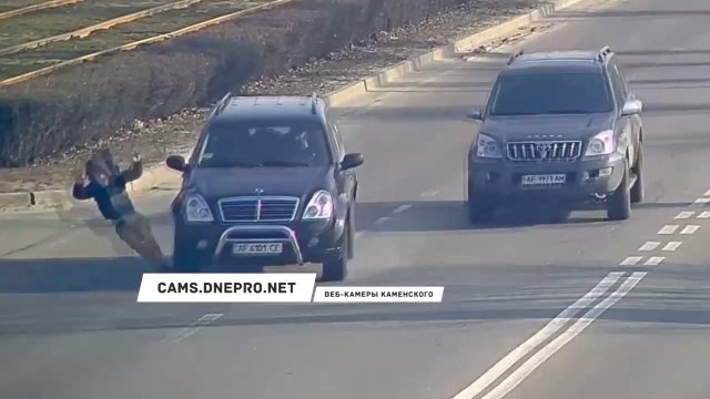 Подросток бросился под машину. 22.02.18 Подросток бросился под машину. 22.02.18