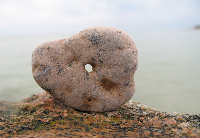 Камень со сквозным отверстием наделяют магическими силами. | Фото: vashobereg.ru.