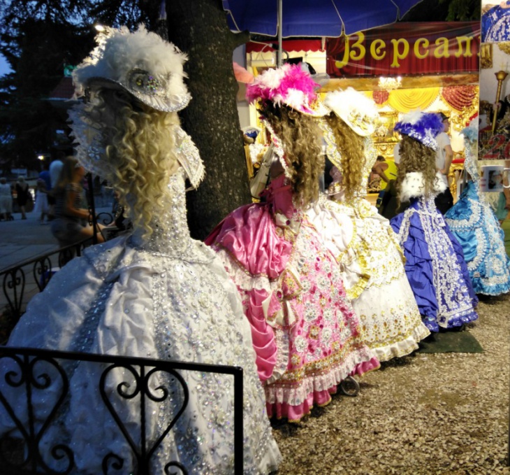 царство китча и угара