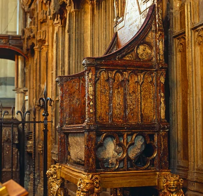 Камень Судьбы в “Коронационном троне” в Вестминстерском аббатстве.