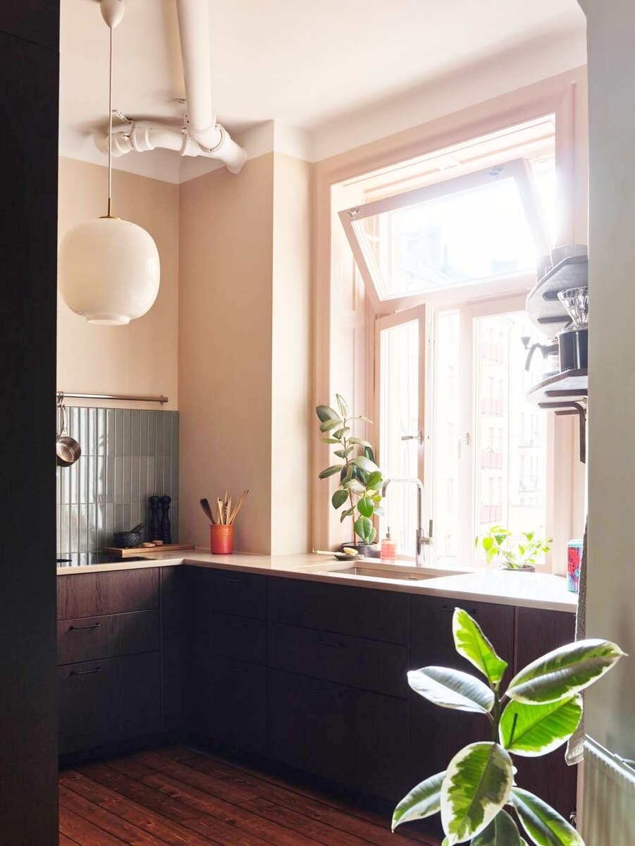 Кухонный гарнитур из Икеи, та самая бледно-голубая вертикальная плитка (очень часто встречается в современных квартирах) и... датский ретро-светильник. Как вам такое сочетание?