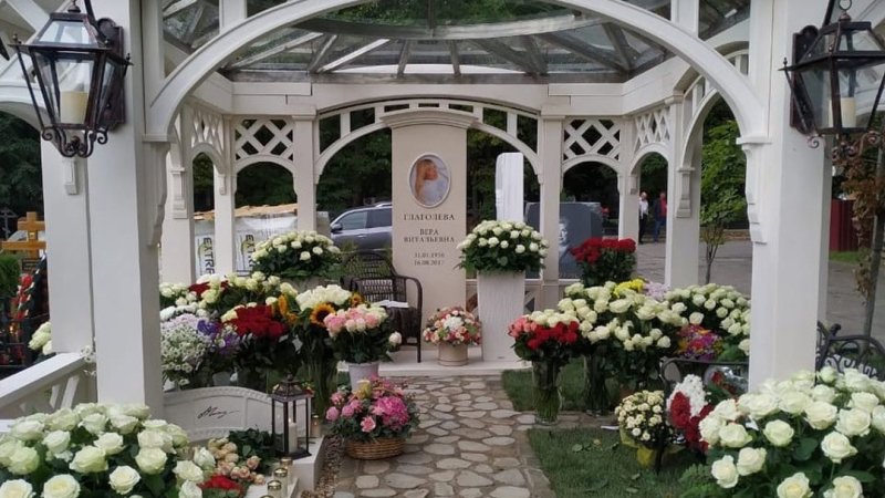 Памятник на могиле Глаголевой почти довел до слез друзей и поклонников