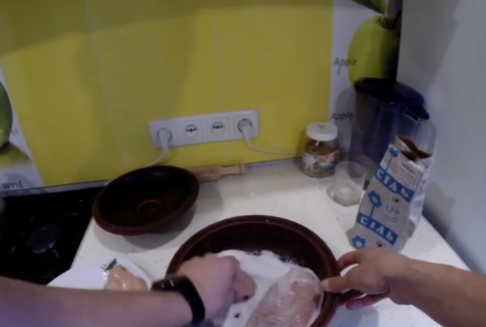 Емкость щедро посыпать солью и обвалять в ней мясо. Емкость щедро посыпать солью и обвалять в ней мясо.