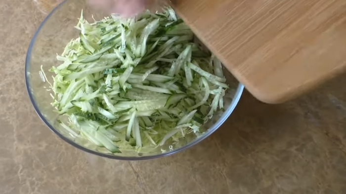 3 новых салата из огурцов Салат, Приготовление, Другая кухня, Вкусно, Рецепт, Видео, Длиннопост, Огурцы, Кулинария