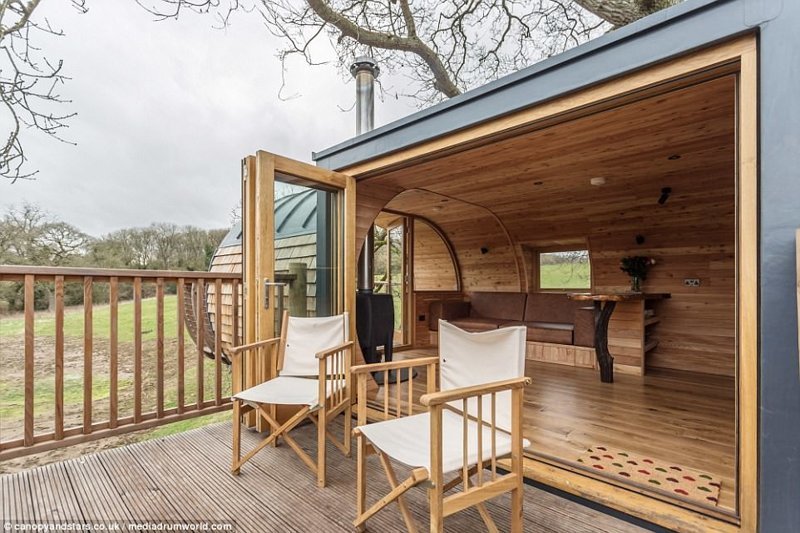 Cheriton Treehouse рассчитан на пребывание двух человек, однако здесь есть и дополнительный диван для гостей Cheriton Treehouse рассчитан на пребывание двух человек, однако здесь есть и дополнительный диван для гостей дизайн, дом, дом на дереве, жилье, интерьер, строительство, фото, экодом