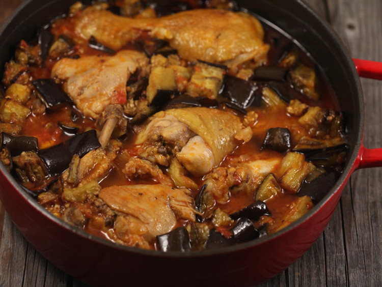 Тушеная курица с помидорами и баклажанами