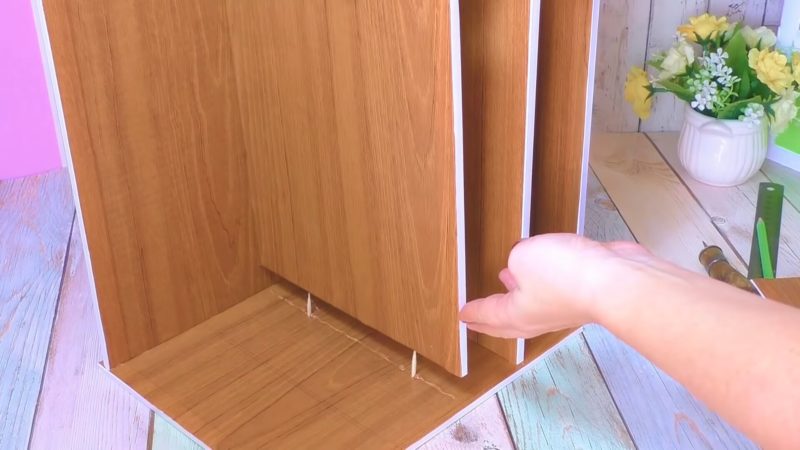 Практичная и простая в исполнении полка, сделанная из простого картона Практичная и простая в исполнении полка, сделанная из простого картона