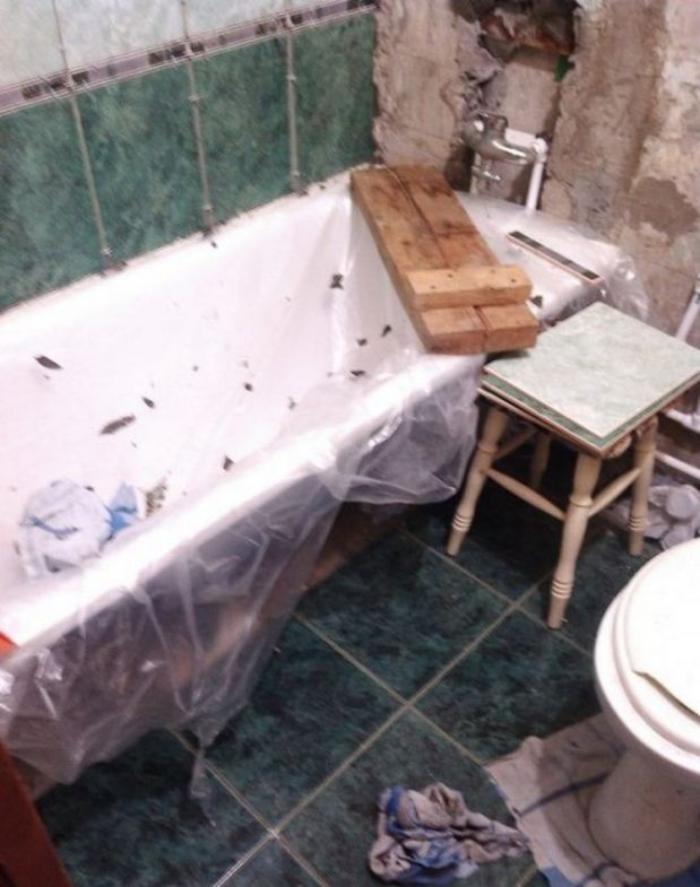 Мужчина решил сделать подарок для матери и своими руками выполнил ремонт в ванной комнате её квартиры