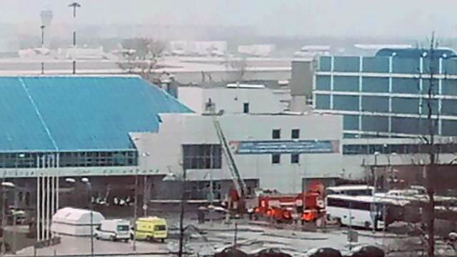 Очевидцы сообщают о пожарных машинах, подъехавших к аэропорту Пулково