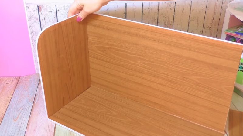 Практичная и простая в исполнении полка, сделанная из простого картона Практичная и простая в исполнении полка, сделанная из простого картона