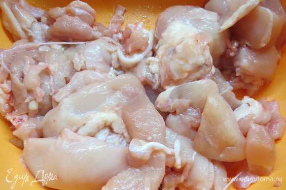 Курицу необходимо разделать. Крылышки курицы отрезать, для ветчины они не нужны. Снять с тушки всю кожу (я не снимала) и срезать слишком большой подкожный жир (по желанию, можно оставить). Снять мясо с костей. Я не очень стараюсь срезать абсолютно все мясо, снимаю то, что легко снимается, потом скелет с оставшимся мясом + 1 грудку (от другой курицы) использую на бульон для супа. Курицу необходимо разделать. Крылышки курицы отрезать, для ветчины они не нужны. Снять с тушки всю кожу (я не снимала) и срезать слишком большой подкожный жир (по желанию, можно оставить). Снять мясо с костей. Я не очень стараюсь срезать абсолютно все мясо, снимаю то, что легко снимается, потом скелет с оставшимся мясом + 1 грудку (от другой курицы) использую на бульон для супа.