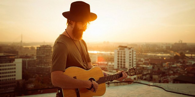 0-zahod-940-guitar-iStock