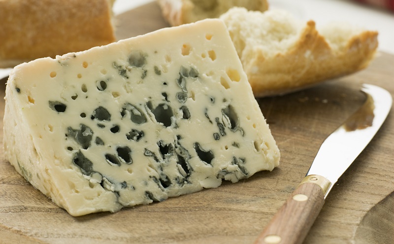 	как правильно подавать сыр с плесенью