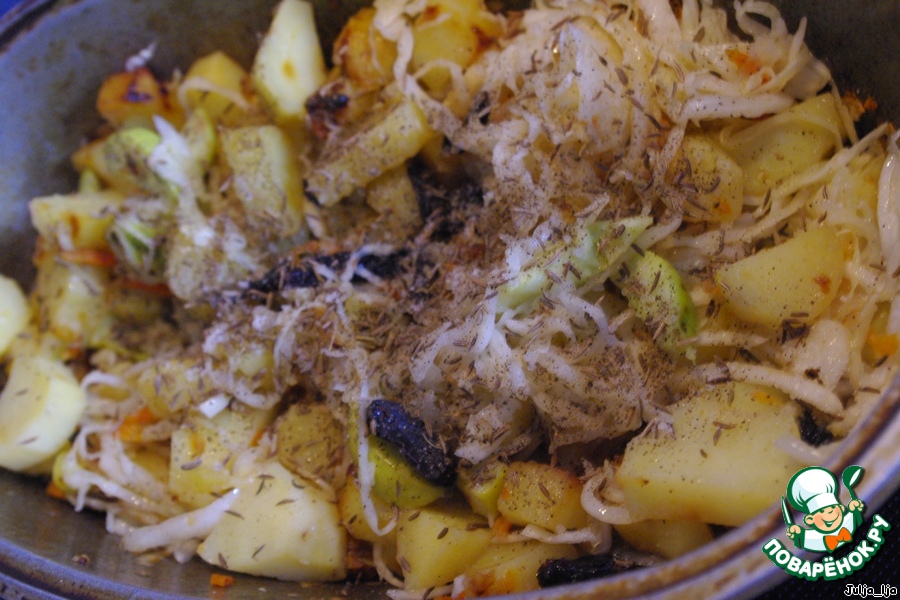Постное рагу с квашеной капустой и сухофруктами Постное рагу с квашеной капустой и сухофруктами