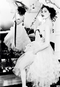 Роуз Макгоун (Rose McGowan) в фотосессии Эллен фон Унверт (Ellen von Unwerth) для журнала Vogue Italia (2007).