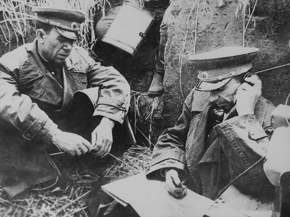 Командующий 38-й армией К.С. Москаленко и член Военного Совета армии А.А. Епишев у карты на командном пункте.jpeg Командующий 38-й армией К.С. Москаленко и член Военного Совета армии А.А. Епишев у карты на командном пункте.jpeg