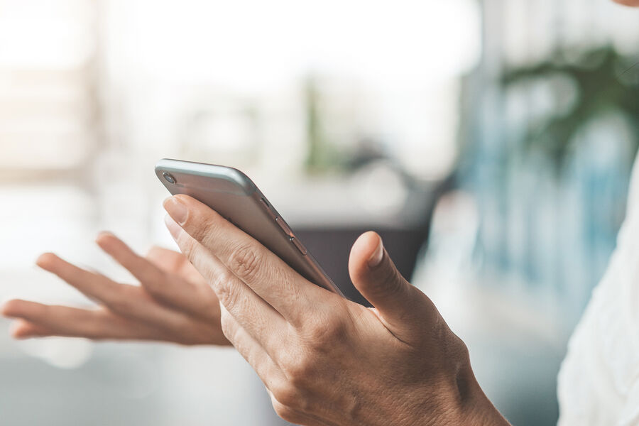 Эксперт предупредил об опасности сна с телефоном