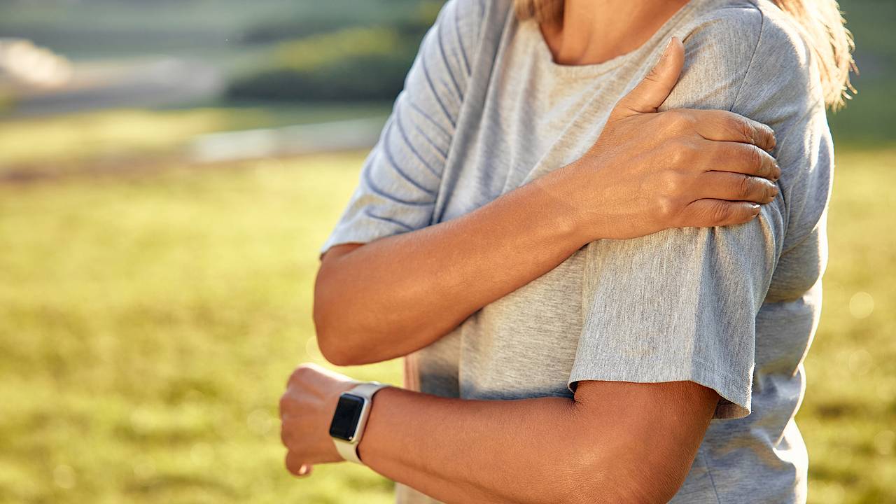 Врач призвал не игнорировать боль в плече