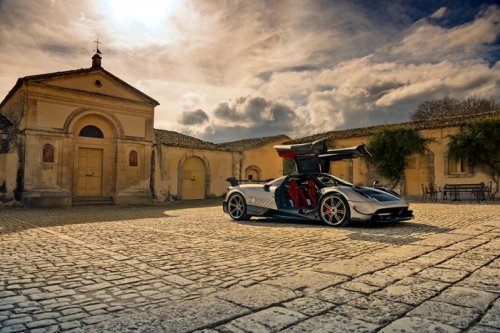 Двухдверный гиперкар от Pagani Automobili (17 фото) Двухдверный гиперкар от Pagani Automobili (17 фото)